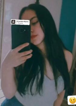 Daniela Ayala Tomandose un Selfie 2